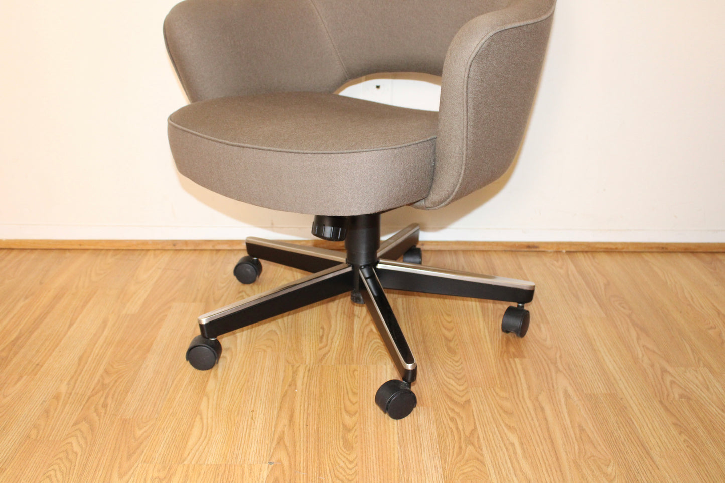 Eero Saarinen - Knoll Executive Armchair on Casters
