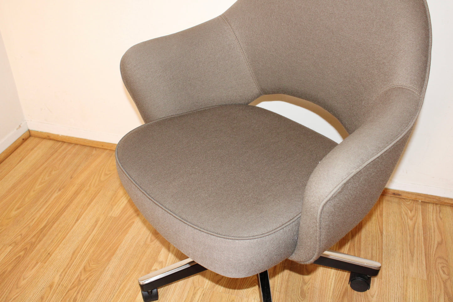 Eero Saarinen - Knoll Executive Armchair on Casters
